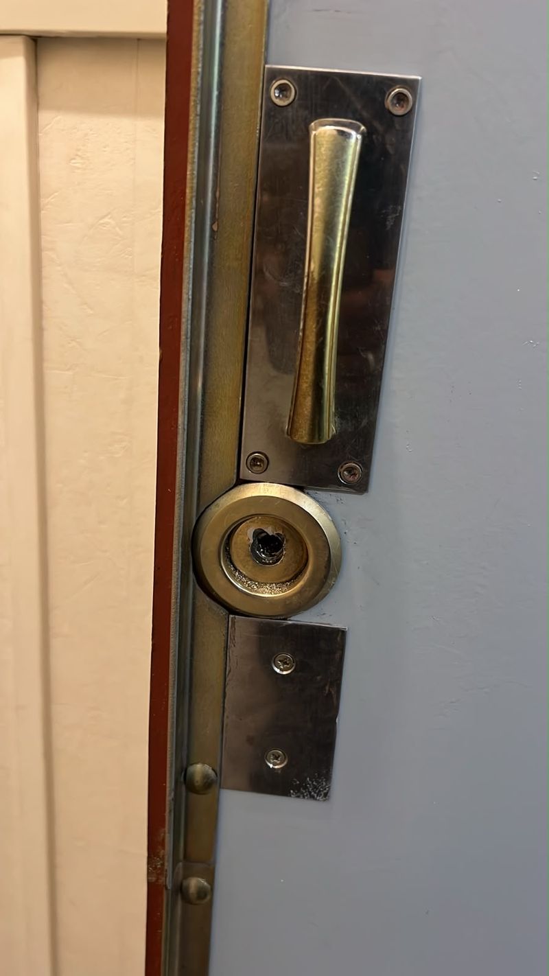 Serrure et poignée sur porte