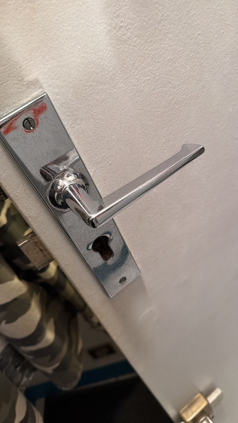 Poignée de porte chromée avec cylindre