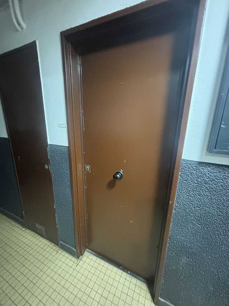 Porte d'entrée d'immeuble avec serrure